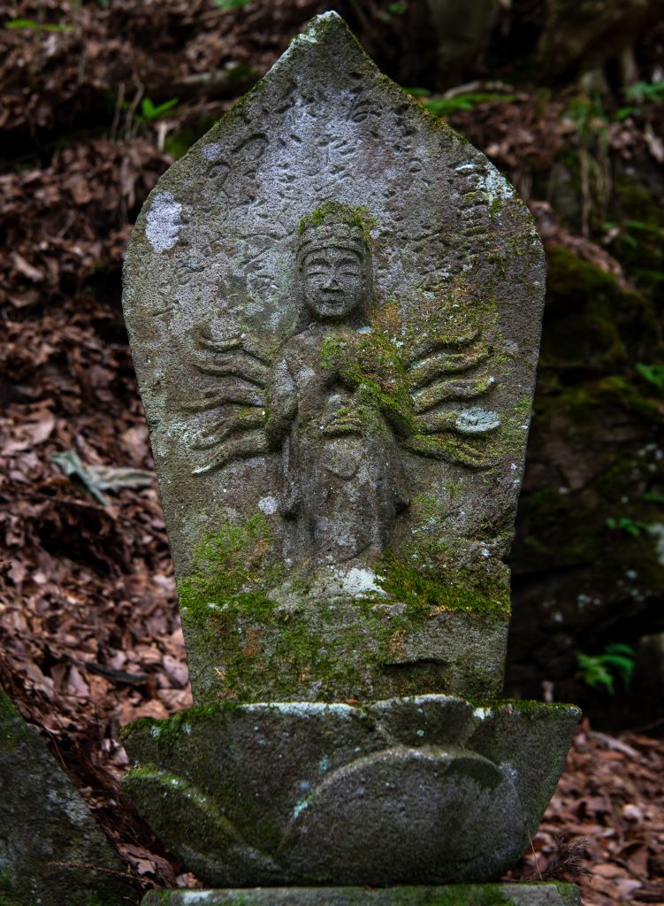 岩窟観音堂の石像