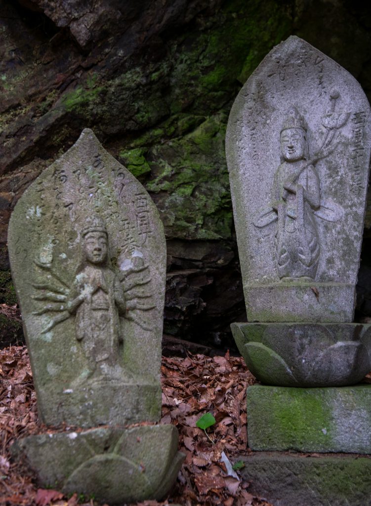 岩窟観音堂の石像